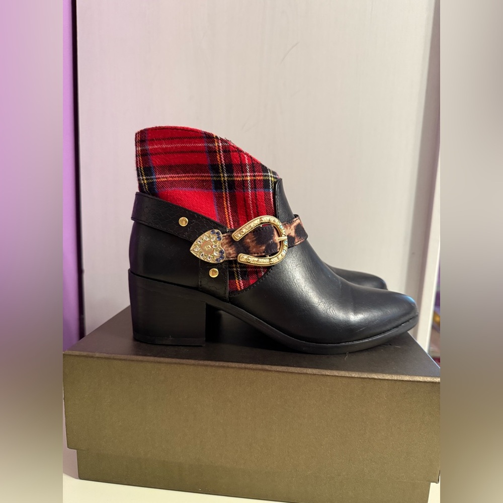 Betsey Johnson Wilma Black and Plaid Western Ankle booties. - Picture 4 of 10